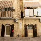 Piccoli appartamenti posti al piano terra con porta a doppia anta, pavimento a chianche e basso soffitto. Sono i cosiddetti sottani, le case �barivecchiane� per eccellenza: spazi un tempo destinati a stalle e botteghe e trasformati, all�inizio del 900, in vere e proprie abitazioni vissute da interi nuclei famigliari